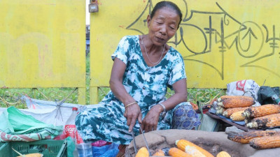  तीन दशकदेखि मकै पोल्दै : घरखर्च जुटाउँदै शान्ति 